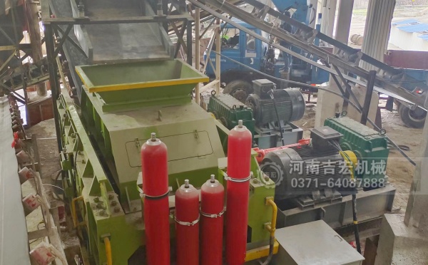 破碎輝綠巖總走彎路？對輥機(jī)用實力告訴你：選對設(shè)備多重要！