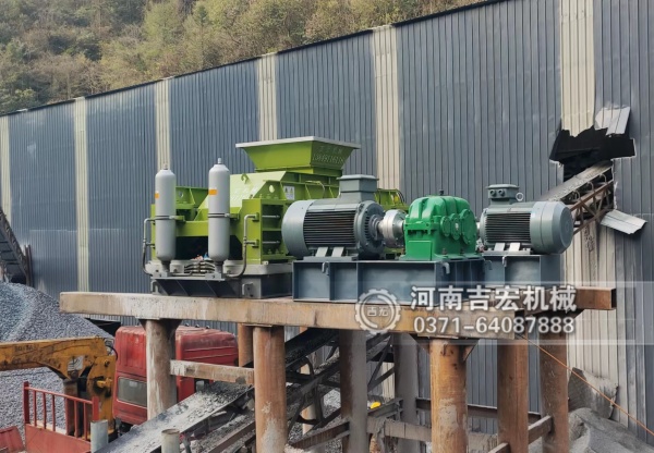 采石場想在同行里站穩(wěn)腳？液壓對輥制砂機(jī)讓砂質(zhì)、產(chǎn)量雙在線,底氣就是足!